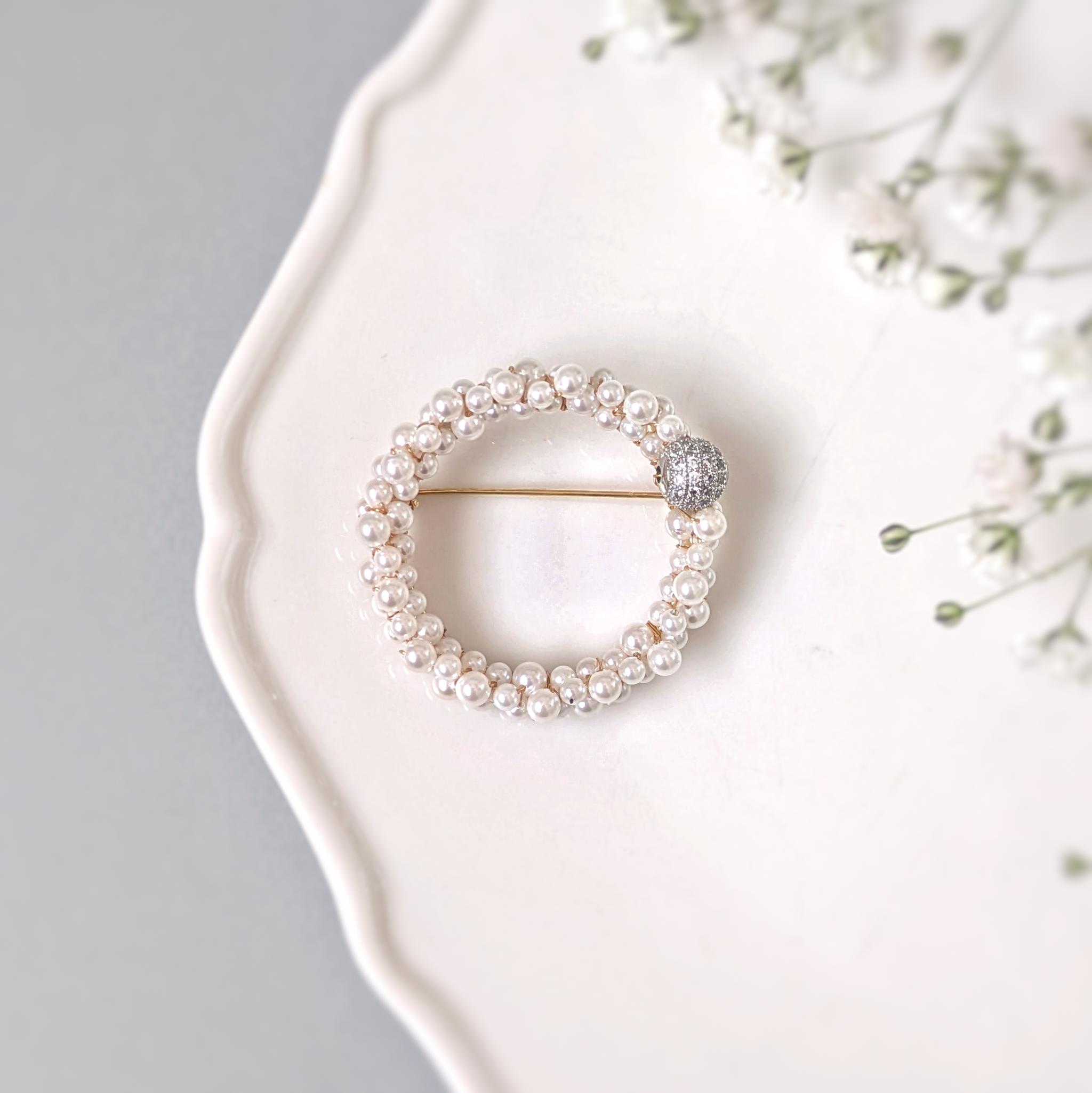 きらめくパヴェと小粒パール｜フォーマルのためのサークルブローチ　卒・入学式　セレモニー　大人可愛い　ブローチパール