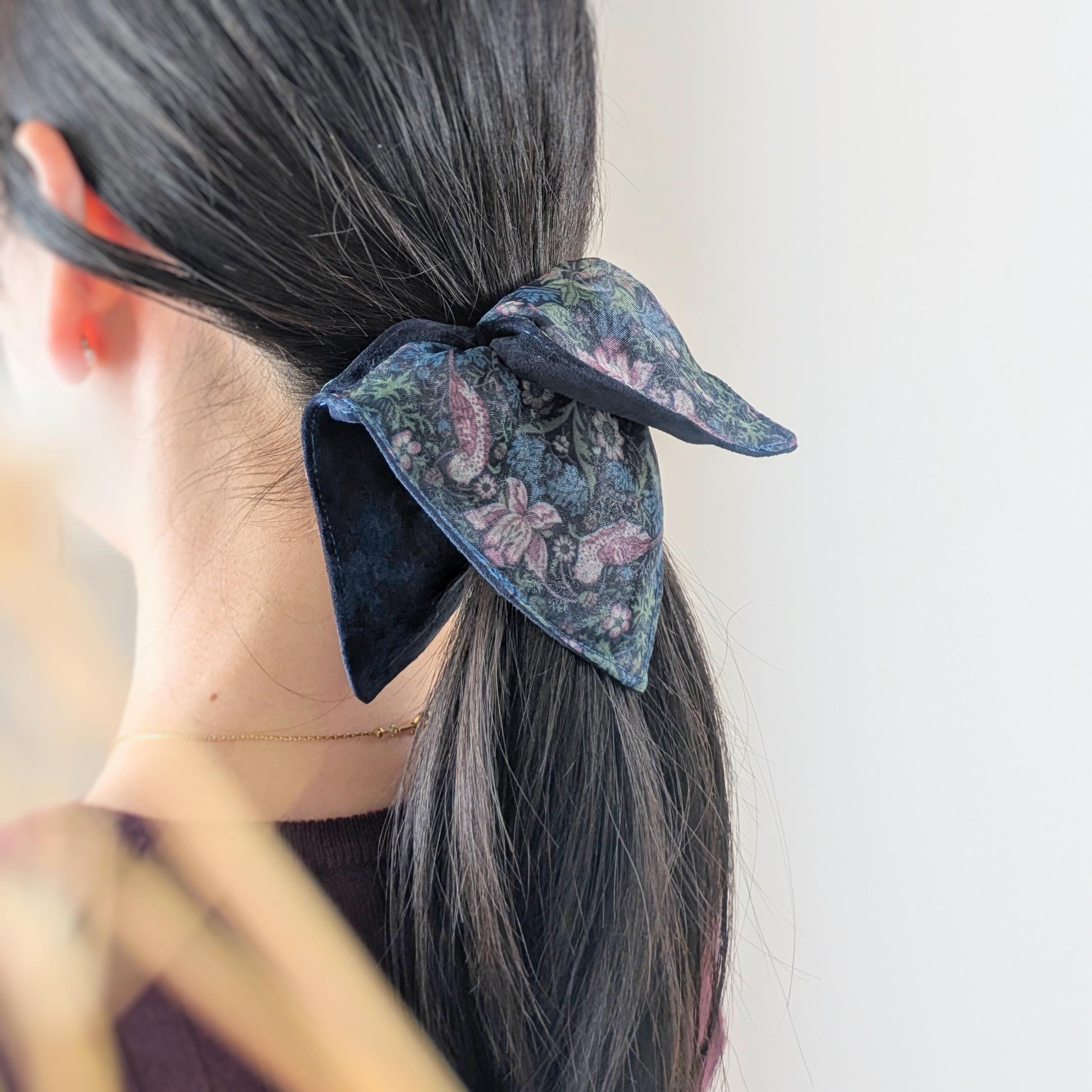 リバーシブル/いちご泥棒オーガンジー×本革スエード　大人のためのスクエアシュシュ　〜ネイビー〜　ウィリアム・モリス